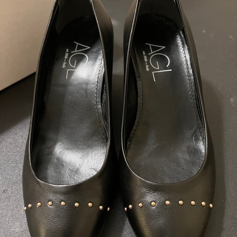 Black pumps